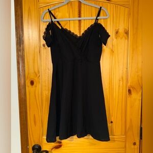 Elegant Black Lace Trim Dress with Draped Sleeves